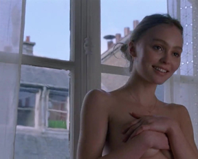 Lily-Rose Depp In A Faithful Man - Film nackt