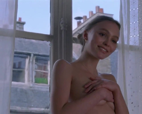 Lily-Rose Depp In A Faithful Man - Film nackt