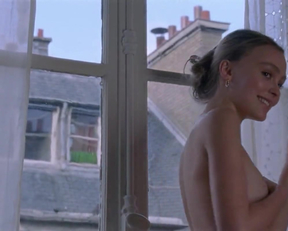 Lily-Rose Depp In A Faithful Man - Film nackt
