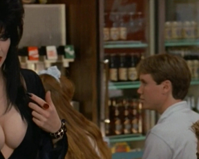 Cassandra Peterson In 'Elvira: Mistress Of The Dark' 1988 - Film nackt