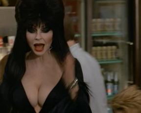 Cassandra Peterson In 'Elvira: Mistress Of The Dark' 1988 - Film nackt