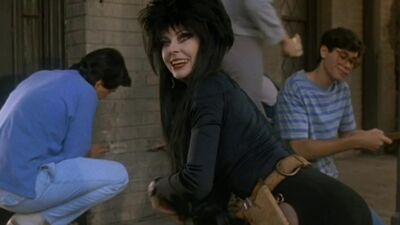 Cassandra Peterson In 'Elvira: Mistress Of The Dark' 1988 - Film nackt