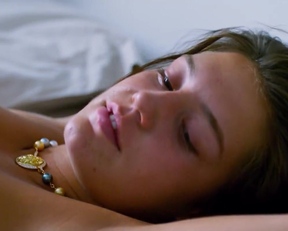 Adèle Exarchopoulos, Gemma Arterton - Orpheline