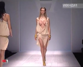 Djosefin Maurer topless catwalk