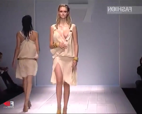 Djosefin Maurer topless catwalk