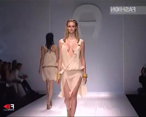 Djosefin Maurer topless catwalk